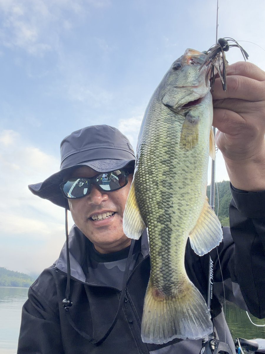 i5080's tweet photo. 珍しく貸切のリザーバー
サイズUPする釣り方探ってたら
仕事の電話で早々に退散…
サイズUPは来週やな✨
#evergreen
#b_true #fishinglife https://t.co/KbWTggpIkZ