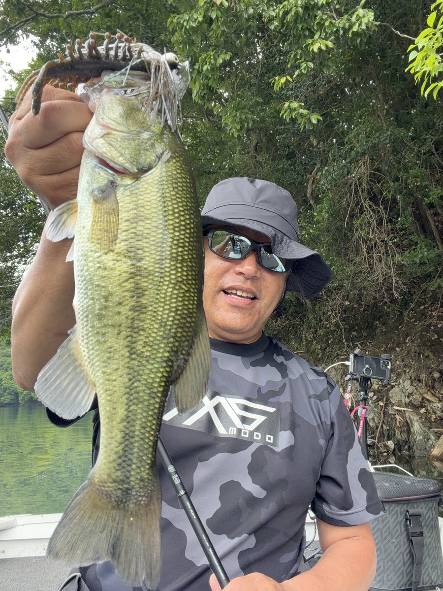 i5080's tweet photo. 珍しく貸切のリザーバー
サイズUPする釣り方探ってたら
仕事の電話で早々に退散…
サイズUPは来週やな✨
#evergreen
#b_true #fishinglife https://t.co/KbWTggpIkZ