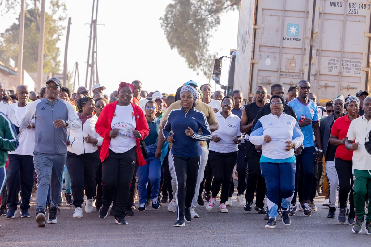 OPDD_Burundi's tweet photo. Dans son message, la Première Dame SE Angeline Ndayishimiye a encouragé les citoyens de Muyinga à pratiquer régulièrement une activité physique afin de préserver leur santé et de prévenir certaines maladies. https://t.co/qwdDrbadht
