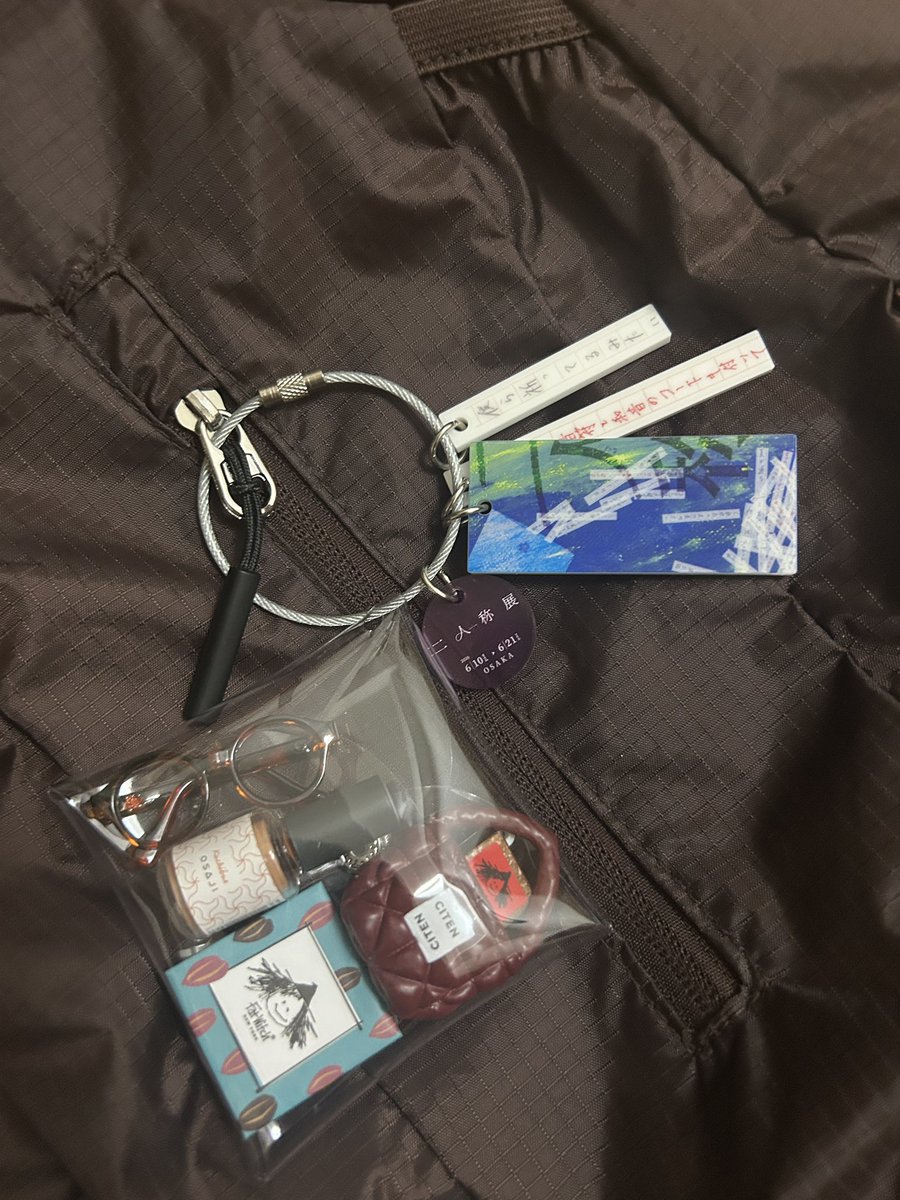 i_am_am____'s tweet photo. 二人称展行けてグッズも買えたからHappy
話題のcocaのリュックにつけた🤍
生原稿もっとじっくり観たかったけど、人多すぎてちょっと諦めた(笑)
#ヨルシカ #二人称展 https://t.co/pBDXLUipRy