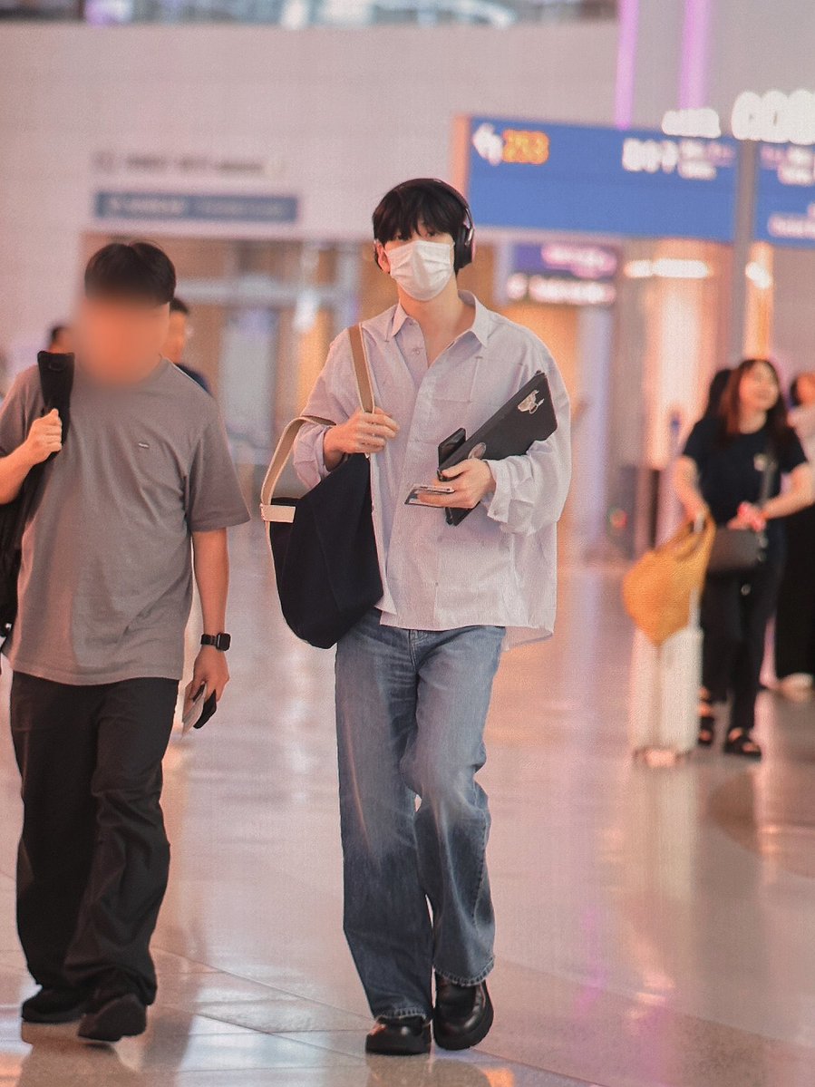 twelve05cm's tweet photo. i think soobin is off to milan for milan fashion week 🥹🥹🥹🥹🥹🥹 have a safe flight soobinie and enjoy milan!!!! 🫳🏼🫳🏼🫳🏼🫳🏼🫳🏼🫳🏼 https://t.co/4WGBLhNoiV