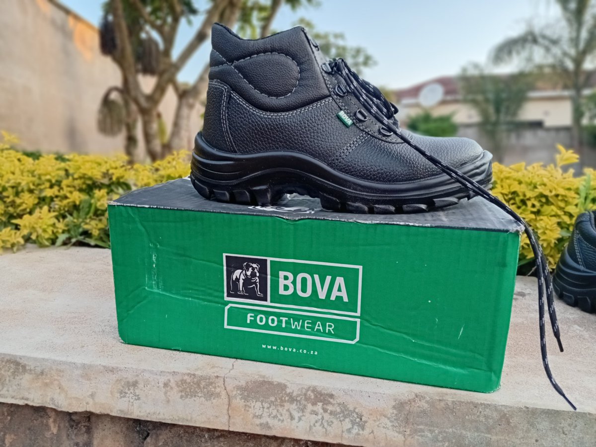 FaithEmmanuelah's tweet photo. Worksuits available  at k45,000
Bulk orders available too
Rebel safety boot size 8 only. K155,000 
Bova size 9 only. K145,000
0885176353 https://t.co/SZpOJRmBTm