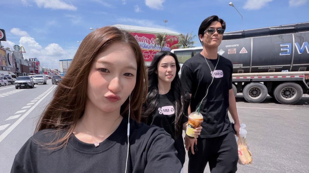 Bambiezine's tweet photo. แล้วน้องสาวเฟลิสตั้งใจเลี้ยงซ้ายสุดของตึกเป็นอย่างดี คนหนึ่งเลี้ยงติดคูล ส่วนอีกคนเหมือนจะติดคอ 
//สาวๆมาตรฐานไหนคะ ชอบแกล้งพี่เหมียวใหญ่อะป่าว #JossGawin 

ซ้ายสุดของเมะ                                    ซ้ายสุดของเคะ https://t.co/UjU9ipQdLT