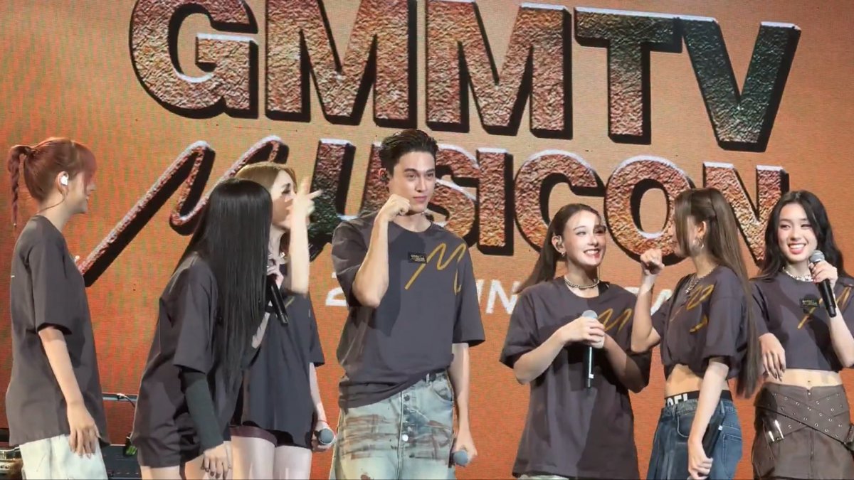 Bambiezine's tweet photo. แล้วน้องสาวเฟลิสตั้งใจเลี้ยงซ้ายสุดของตึกเป็นอย่างดี คนหนึ่งเลี้ยงติดคูล ส่วนอีกคนเหมือนจะติดคอ 
//สาวๆมาตรฐานไหนคะ ชอบแกล้งพี่เหมียวใหญ่อะป่าว #JossGawin 

ซ้ายสุดของเมะ                                    ซ้ายสุดของเคะ https://t.co/UjU9ipQdLT