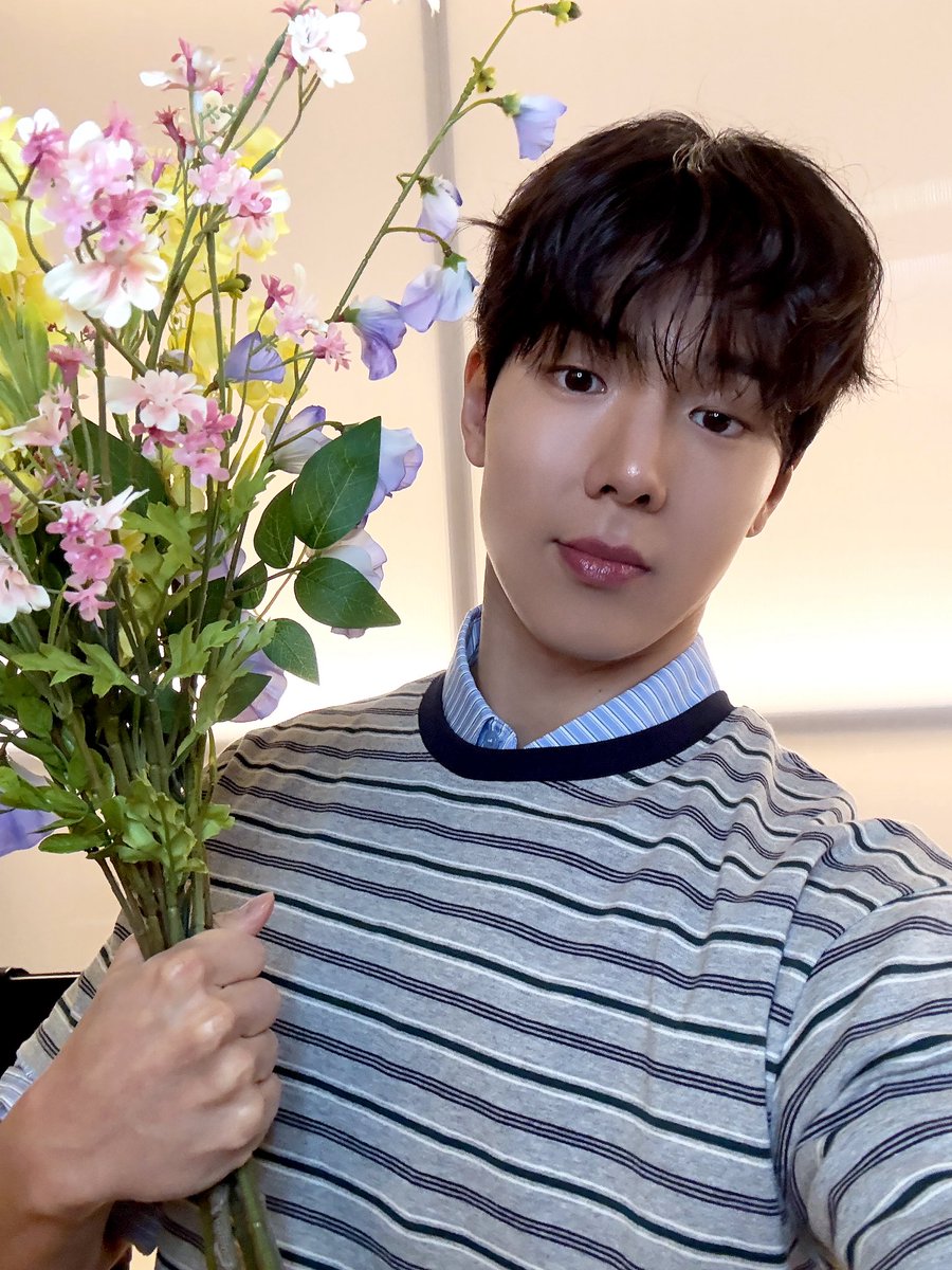 OfficialMONSTAX's tweet photo. [📸]
생일 축하해 준 몬베베를 위해 준비했어...💐

#MONSTAX #몬스타엑스
#SHOWNU #셔누
#HBDtoSHOWNU https://t.co/2EPjJsOJAm
