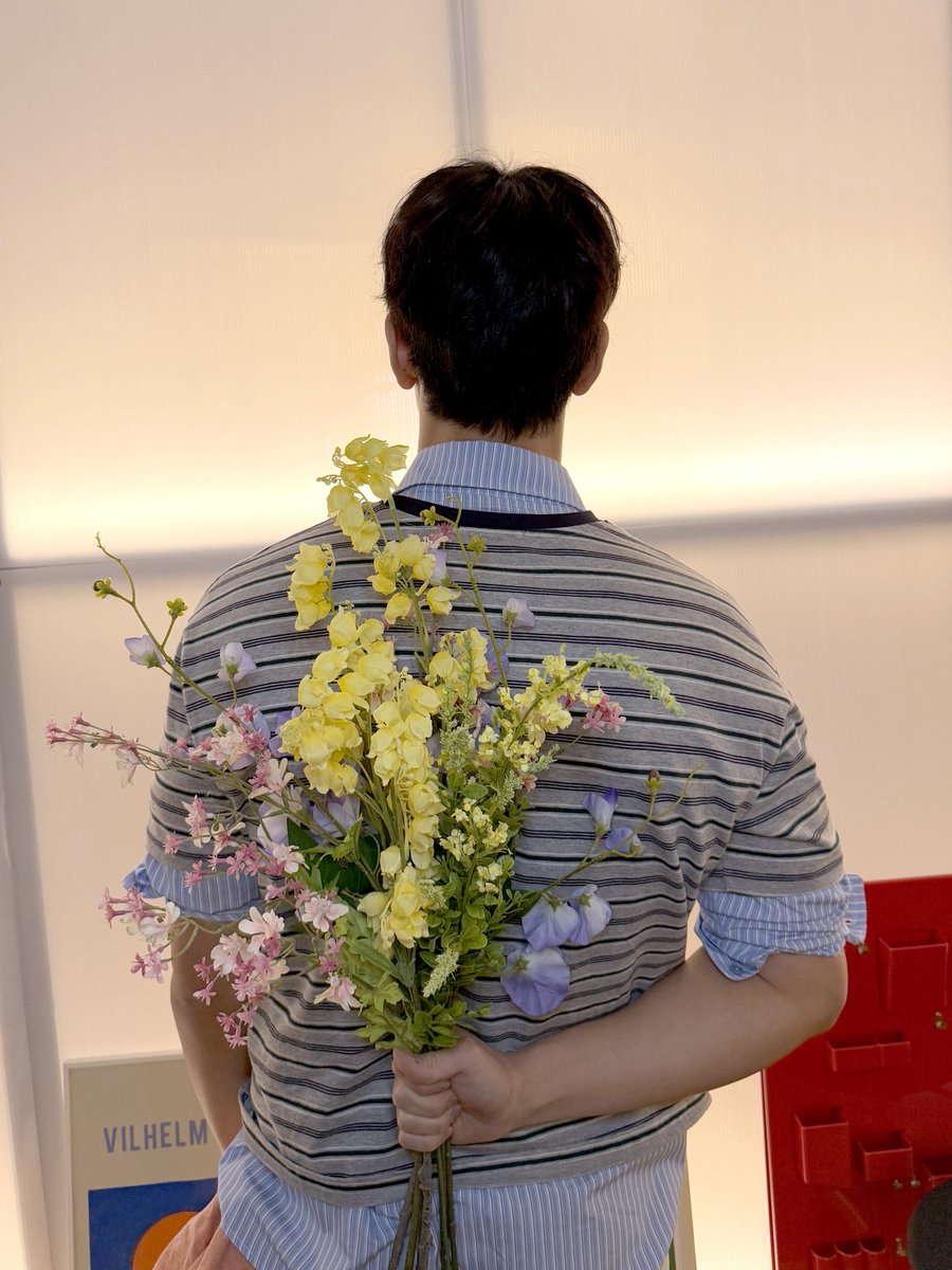 OfficialMONSTAX's tweet photo. [📸]
생일 축하해 준 몬베베를 위해 준비했어...💐

#MONSTAX #몬스타엑스
#SHOWNU #셔누
#HBDtoSHOWNU https://t.co/2EPjJsOJAm