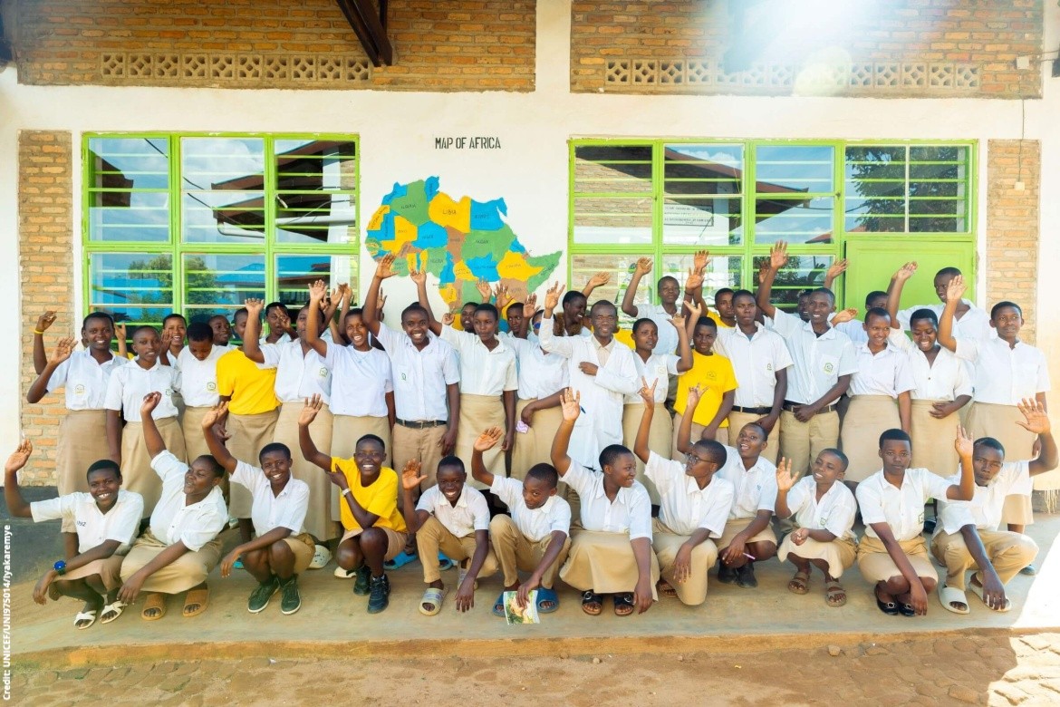 GPforEducation's tweet photo. Remedial education is transforming classrooms in Rwanda.

With GPE funding and support from @unicefrw, over 32,700 teachers and 10,200 school leaders have been trained to give every student the extra support they need to succeed.

#MultiplyPossibility #FundEducation https://t.co/9IKjWsQoAv