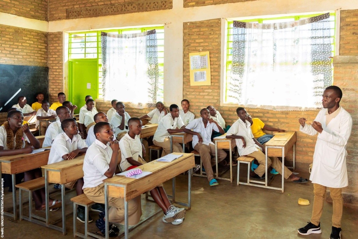 GPforEducation's tweet photo. Remedial education is transforming classrooms in Rwanda.

With GPE funding and support from @unicefrw, over 32,700 teachers and 10,200 school leaders have been trained to give every student the extra support they need to succeed.

#MultiplyPossibility #FundEducation https://t.co/9IKjWsQoAv