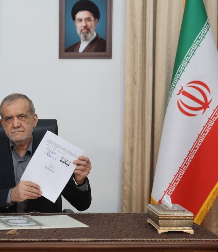 AlirezaNouriX's tweet photo. ۶ ماه پیش این عکس رو نشون هرکی می‌دادی پرامپتشو ازت می‌خواست. https://t.co/RDQddGSPVb