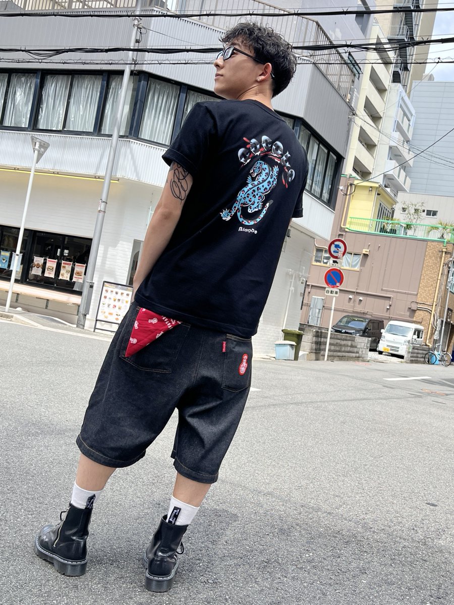 COCOLOSCHOOL's tweet photo. 『BLACK DENIM SHORTS』はシンプルですが、細部までこだわりの詰まったアイテムです‼︎コインポケットには刺繍デザイン,お尻のポケットにはNEWワッペンを縫い付けた膝下丈のナイスシ���エットなパンツとなっております！是非小物アイテムも合わせてGETしてください◎https://t.co/1JiPqdvE4g https://t.co/YpC7DgmdNd