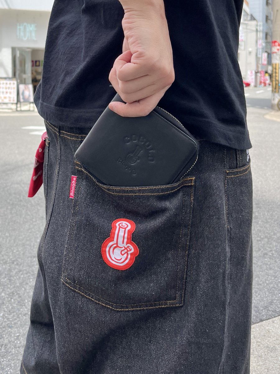 COCOLOSCHOOL's tweet photo. 『BLACK DENIM SHORTS』はシンプルですが、細部までこだわりの詰まったアイテムです‼︎コインポケットには刺繍デザイン,お尻のポケットにはNEWワッペンを縫い付けた膝下丈のナイスシ���エットなパンツとなっております！是非小物アイテムも合わせてGETしてください◎https://t.co/1JiPqdvE4g https://t.co/YpC7DgmdNd