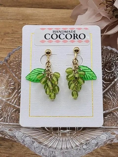 c0c0r05656's tweet photo. 🍇新作をminneに掲載しました🍇
森で見つけた小さな宝物のような 若葉のぶどうイヤリングです🌿
みずみずしいグリーンの実が耳元で優しく揺れます🍀
#ハンドメイド #minne #イヤリング #ぶどう #ボタニカル

🍇 若葉のぶどう イヤリング ～森で見つけた小さな宝物～ #minne 
https://t.co/7NG360Y4PZ https://t.co/v5skndROVJ