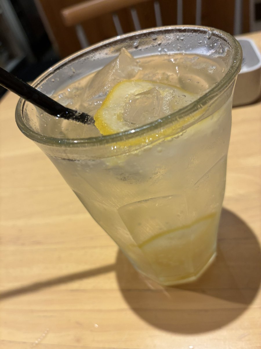 color_109's tweet photo. 久しぶりの
大好きなレイヤーズの
ハンバーガー

顎関節症で
ずっと我慢してた🥲
やっぱ美味しい〜
自家製レモンスカッシュも https://t.co/O8BQ8mrLdh