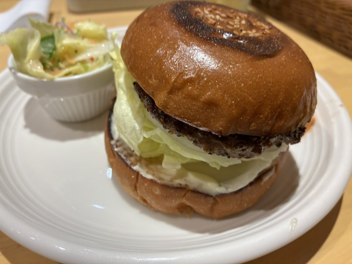 color_109's tweet photo. 久しぶりの
大好きなレイヤーズの
ハンバーガー

顎関節症で
ずっと我慢してた🥲
やっぱ美味しい〜
自家製レモンスカッシュも https://t.co/O8BQ8mrLdh