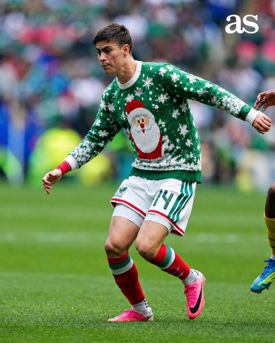 ASMexico's tweet photo. ¡E L E G A N T E S! 😮‍💨🇲🇽

Así lucirían los jugadores de la Selección Mexicana con el suéter navideño de Santi, el niño que se viralizó por usar ese outfit afuera del CAR… https://t.co/LloxA89sCF