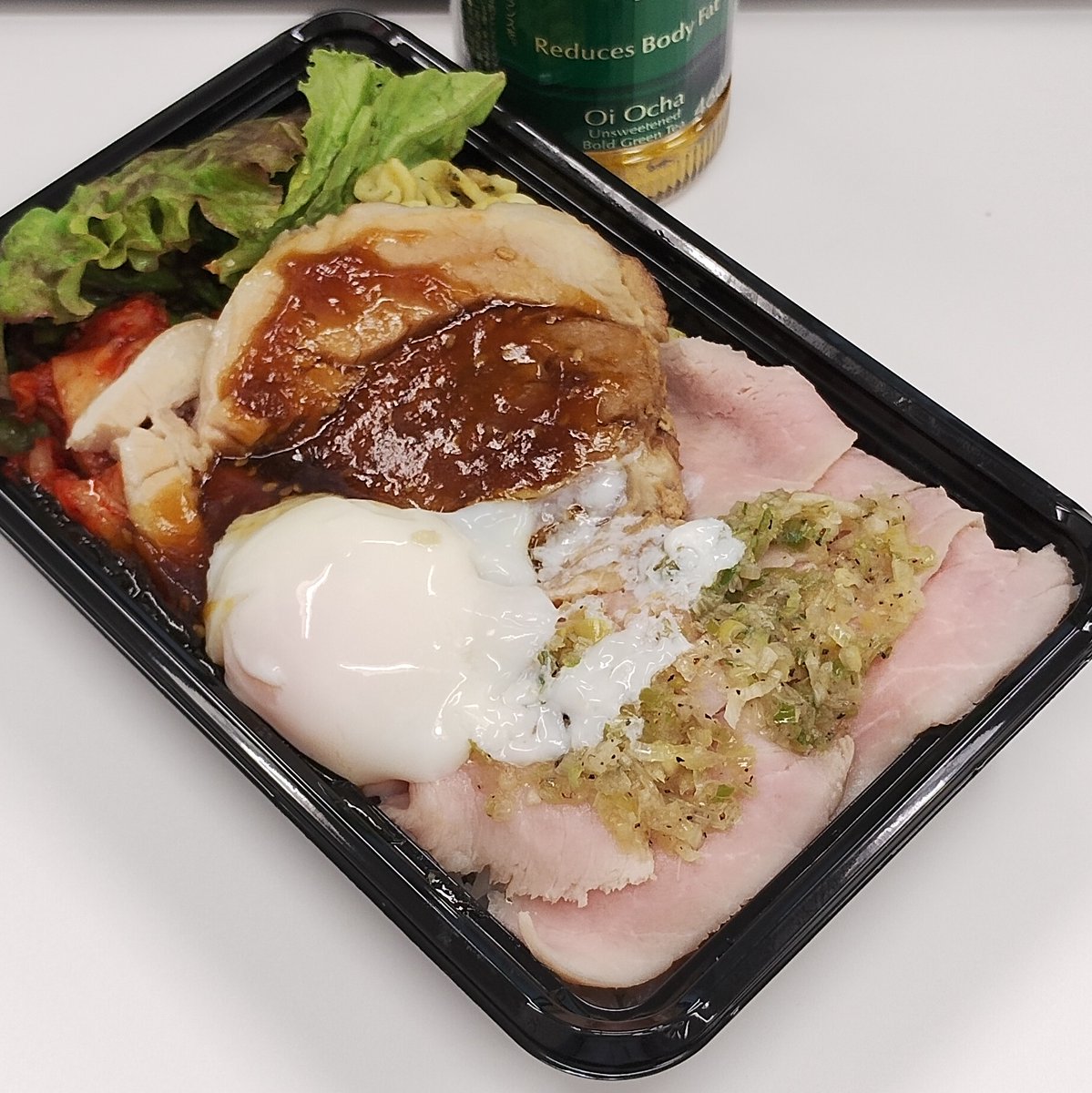 mini9216's tweet photo. 6/18 大手町サンケイビル前、#ADDICTFOODTRACK さんで『厚切り焼豚生姜醤油ソース＆特製ネギ塩ダレローストポーク丼』
＋温玉

今週も美味しいです😊👍 https://t.co/OLmaslTCn2