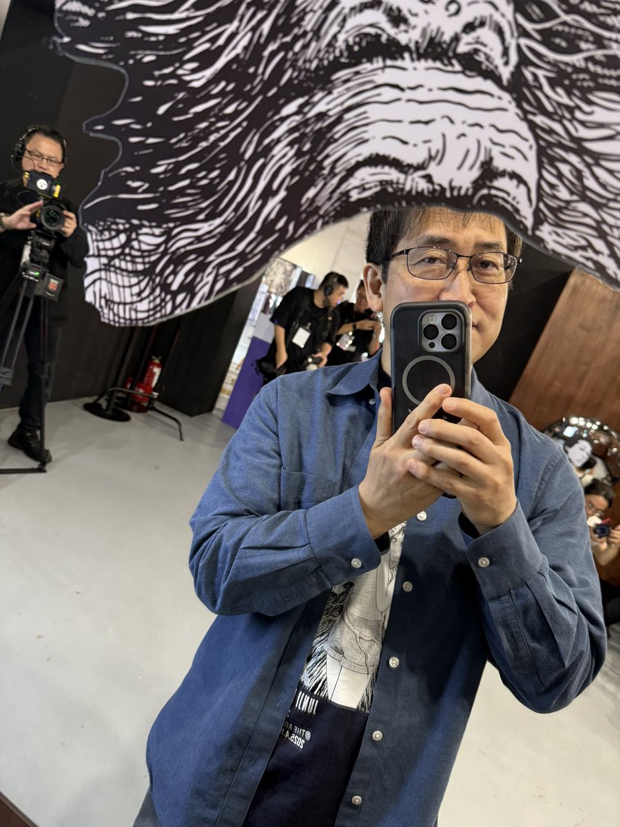 comic_nemuki's tweet photo. 日本で全国巡回し大好評で閉幕した「伊藤潤二展 誘惑」が明日6月19日から台北で開幕！

そのプロモーションで伊藤潤二さんも来台してます！　本日は会場視察やメディア向けの内覧会、取材が入っております。

高品質な複製原画は日本の展覧会と変わりなく、さらにフォトスポットやグッズが充実していてパワーアップしていましたよ！

今年の夏の予定は台北で伊藤潤二展覧会、いかがでしょうか☺️？