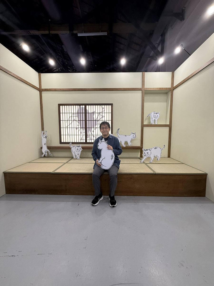 comic_nemuki's tweet photo. 日本で全国巡回し大好評で閉幕した「伊藤潤二展 誘惑」が明日6月19日から台北で開幕！

そのプロモーションで伊藤潤二さんも来台してます！　本日は会場視察やメディア向けの内覧会、取材が入っております。

高品質な複製原画は日本の展覧会と変わりなく、さらにフォトスポットやグッズが充実していてパワーアップしていましたよ！

今年の夏の予定は台北で伊藤潤二展覧会、いかがでしょうか☺️？
