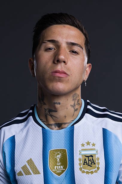 Mercado_Ingles's tweet photo. 🚨🇦🇷 𝗨𝗟𝗧𝗜𝗠𝗔 𝗛𝗢𝗥𝗔. Real Madrid y Enzo Fernández (25) llegan a un acuerdo en términos personales para que el mediocampista Argentino fiche por el club Español con un contrato por 6 temporadas hasta el 2032. Real Madrid ahora negocia una tarifa con el Chelsea. [Nicolo Schira]