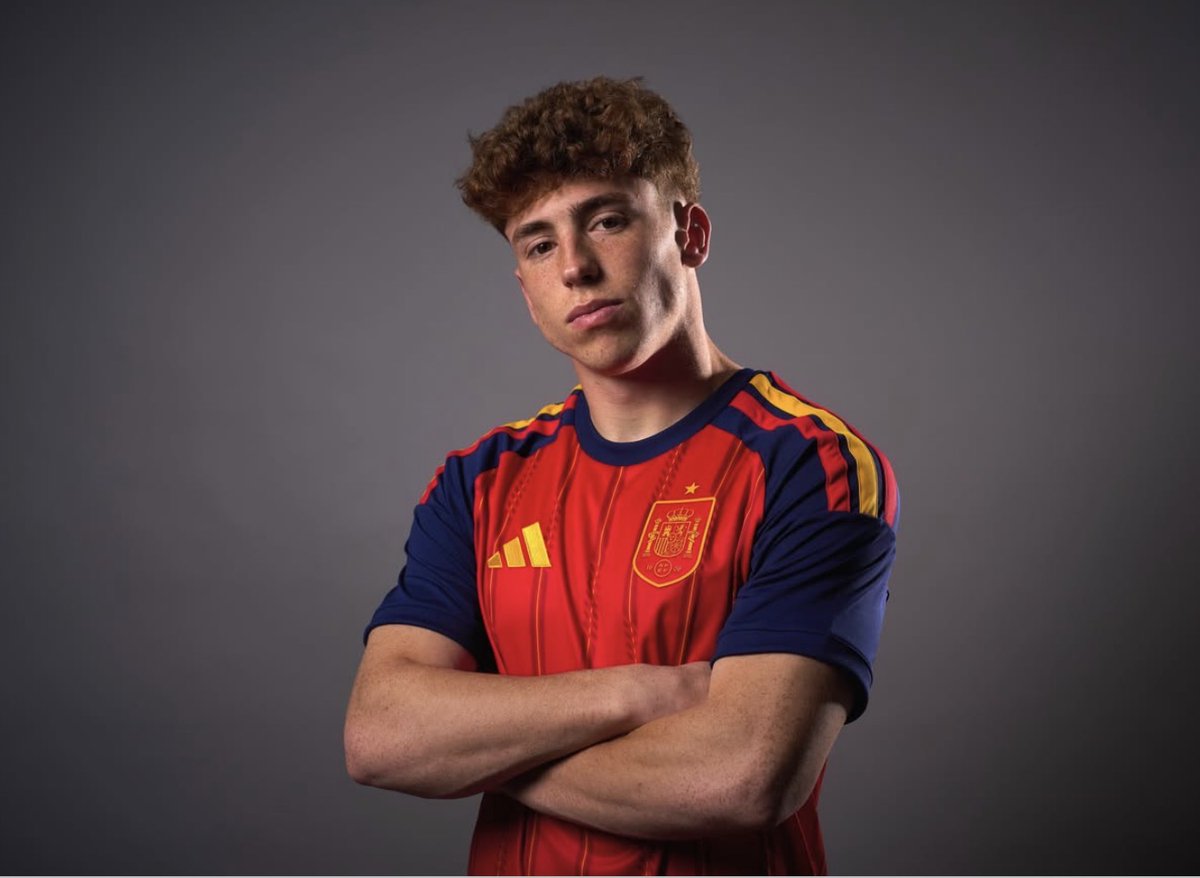 FabrizioRomano's tweet photo. 🚨💣 Víctor Muñoz to Liverpool, it’s all formally sealed as Spanish winger has signed his contract with #LFC valid until June 2032.

Hijack completed for €40m fee.

The exclusive story from last night, 100% confirmed. https://t.co/HhmSD4RaZL