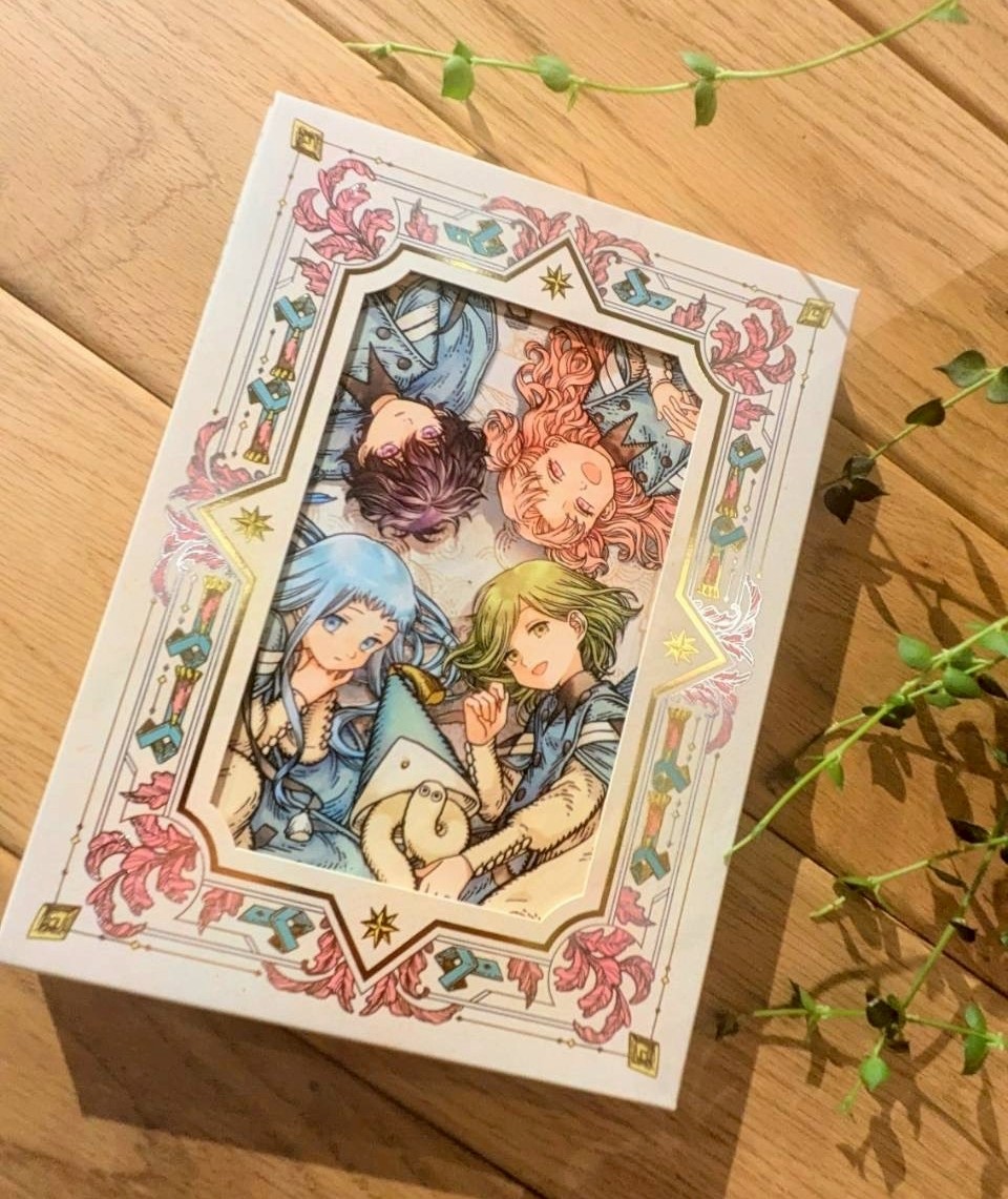 tongari_anime's tweet photo. ⊹˚.┈┈┈┈┈┈┈┈┈┈┈┈┈┈┈┈
TVアニメ「とんがり帽子のアトリエ」
Blu-ray上巻の現物画像を公開📕🪄
┈┈┈┈┈┈┈┈┈┈┈┈┈┈┈┈‧⁺ ⊹˚.

初回生産限定版は、原作・白浜鴎描き下ろしデジパックに、豪華箔押しスリーブケース仕様。
 
封入特典には、キャラクターデザインうなばら海里描き下ろし表紙の特製ブックレットに、豪華箔押しポストカードが付属します✨ 

詳細はこちら
https://t.co/qPWyRIazi3
ご予約はこちら
https://t.co/DrBgtwtjSh
https://t.co/Hwjn8MjJhU

#とんがり帽子のアトリエ #WitchHatAtelier