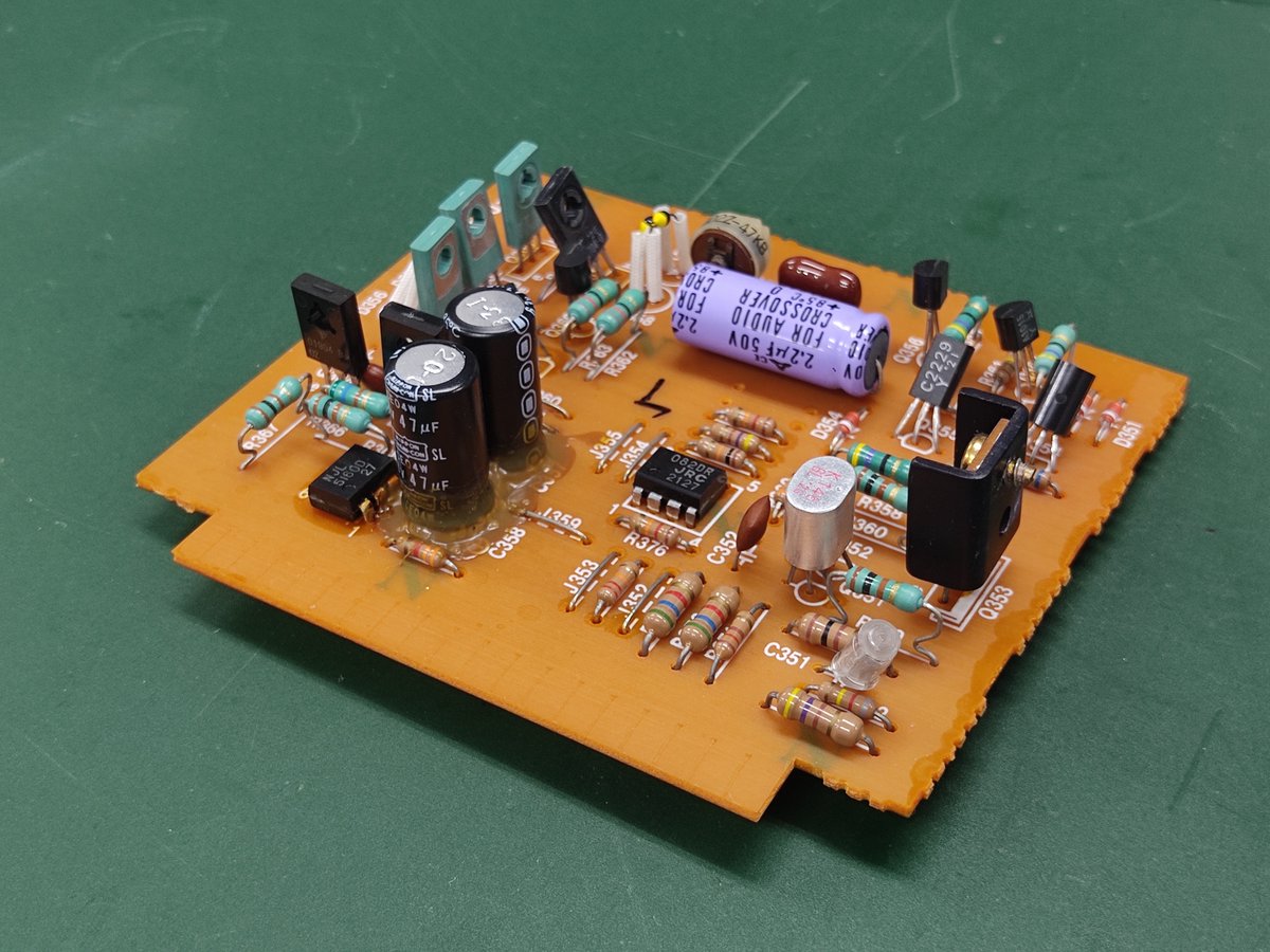 CraftedAudioJP's tweet photo. LUXMAN L-550、製品版とプロトタイプの比較。
ドライバー基板を見ると、プロトタイプの初段FETはデュアル品ではなく2SK147を使用。
サーボ回路のオペアンプもテキサス・インスツルメンツ製が採用されています。
量産化までにどんな検討があったのか、想像が膨らみます。
#LUXMAN #L550 #プロトタイプ https://t.co/aElpIgYjZN