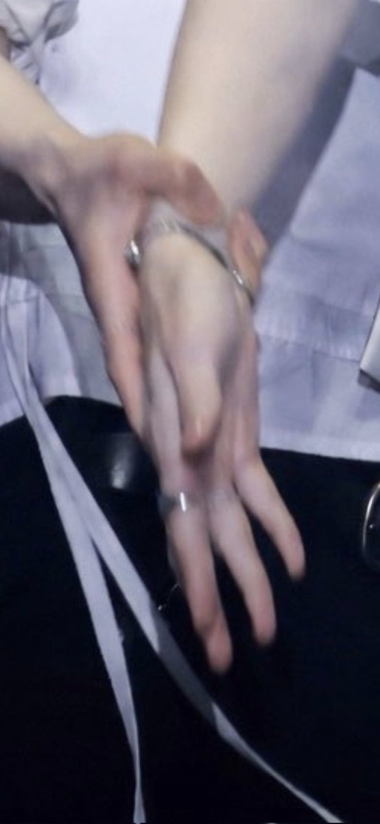 yeonbiobie's tweet photo. their hands 😧 https://t.co/EuxUql2aZT