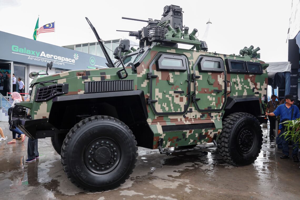 Marchfoward's tweet photo. STRATEGI UNTUK  MALAYSIA BERDIRI SENDIRI DALAM PERTAHANAN BERMULA

Kementerian Pertahanan Malaysia kini memperkenalkan Dasar Industri Pertahanan Negara . Di mana selepas ini Malaysia akan mula fokus Kepada penciptaan dan penggunaan aset ketenteraan buatan sendiri dan bebas daripada bergantung kepada negara luar 

Untuk tujuan itu 

Kementerian Pertahanan Malaysia mulakan strategi ini dengan fokus kepada 6 bidang

1) Aeroangkasa 

2) Maritim

3) Automotif Kenderaan 

4) Siber dan Elektromagnetik 

5) Senjata dan Amunisi

6) Teknologi Baharu

Dari setiap fokus itu. Beberapa Projek besar Pertahanan Malaysia sudah diumumkan sempena pelancaran Dasar Industri Pertahanan Negara 

1) Syarikat tempatan akan ambik alih semua perkhidmatan Satelit Pertahanan Malaysia. Projek sedang berjalan untuk membolehkan Malaysia mengambil alih perkhidmatan ini sepenuhnya daripada syarikat luar bermula 2029. Syarikat ini sepenuhnya milik kerajaan 

2) Malaysia akan bangunkan senjata laser untuk mempertahankan negara terutama hadapi serangan dron

3) Membangunkan chasis atau rangka kenderaan Tentera Darat buatan sendiri. Baik 4X4,6X6 atau 8X8. Ini membolehkan Malaysia kawal harga pembelian kenderaan perisai agar tidak terlalu mahal

4) Pemasangan, pembuatan dan pembaikan pelbagai sistem pertahanan 

5) Malaysia akan mula buat radar pasif buatan sendiri

6) Membangunkan dan menghasilkan Dron Kamikaze

7) Pembangunan simulasi pertahanan buatan sendiri untuk tujuan latihan Tentera Malaysia

Kebanyakan projek projek ini akan siap dalam masa setahun. Kesemua dana menggunakan ICP melalui kerjasama industri dan swasta tanpa penggunaan dana dari Kerajaan. Jika mencapai spesifikasi maka ia akan dicadangkan kepada kerajaan untuk dijadikan aset ATM

30 peratus daripada aset yang dibeli di luar negara mestilah menggunakan kepakaran, syarikat atau bekalan tempatan. Selepas ini juga hanya sebuah kapal tempur sahaja dibina di luar negara. Bakinya semua dibina dalam negara.