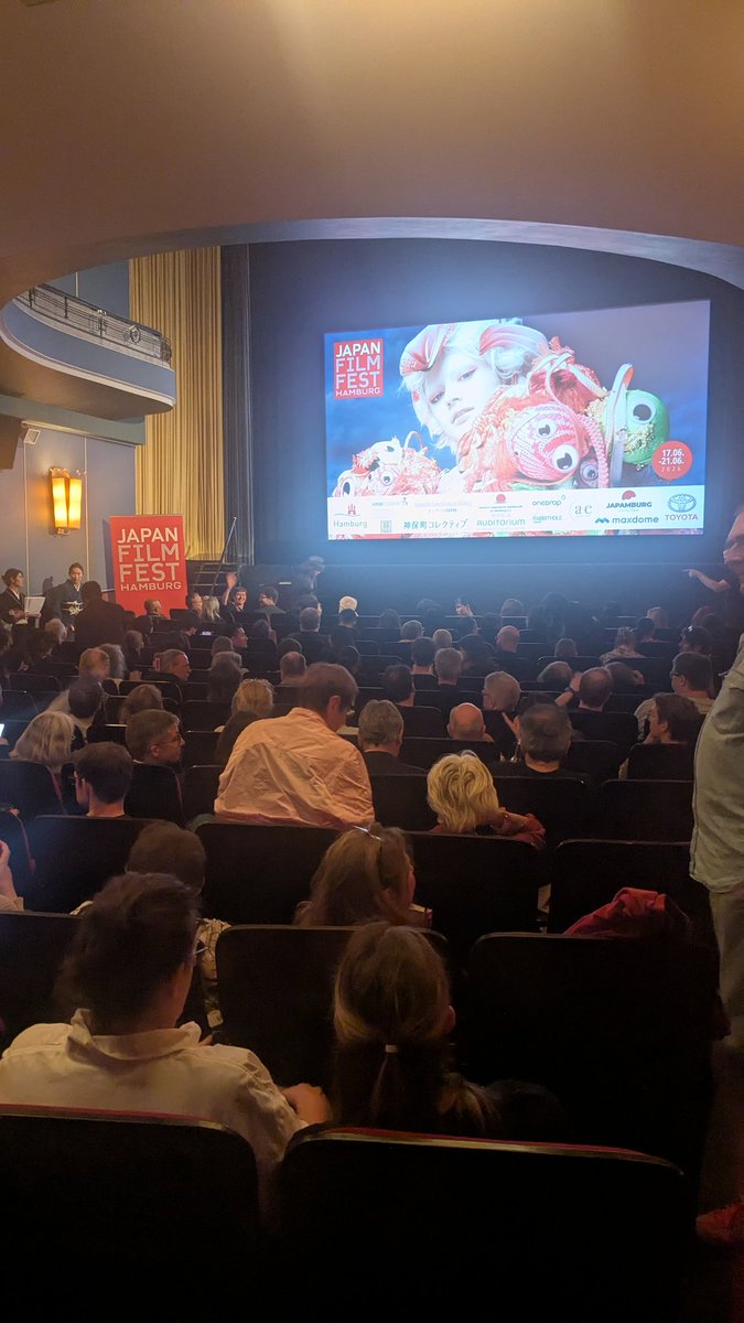 Jimbocho_Movief's tweet photo. 第27回
ハンブルク日本映画祭が開幕！🇩🇪🎬
日本からは監督・関係者約40名が参加。ご来場者数も昨年を上回り、開会式は2階席まで埋まる大盛況となりました。
ハンブルクの熱気とともに、
ここから映画祭がスタートします！
映画祭は6月21日まで開催。
#ハンブルク日本映画祭 https://t.co/ARAeQkDxHO