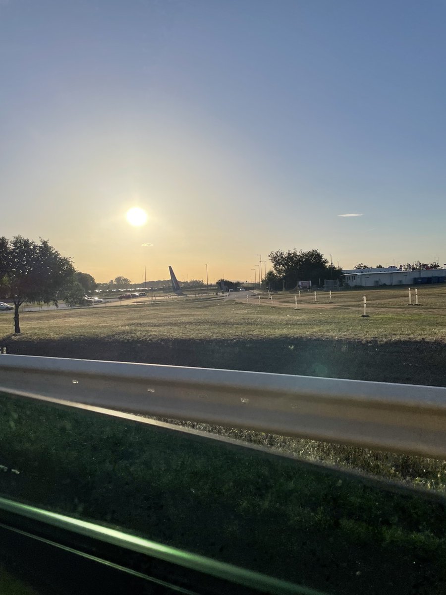 kixtyo's tweet photo. 空港からホテルへ https://t.co/ZgMhpNfZ4N