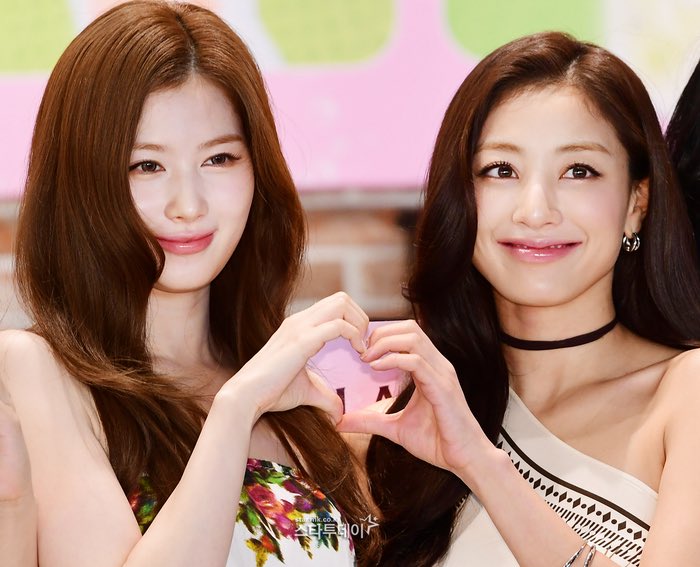 JihyoUnion's tweet photo. 260618 JIHYO AND SANA AT TEAZEN KOMBUCHA LAB EVENT 

#지효 #ジヒョ #JIHYO https://t.co/VXLCoEP7C7