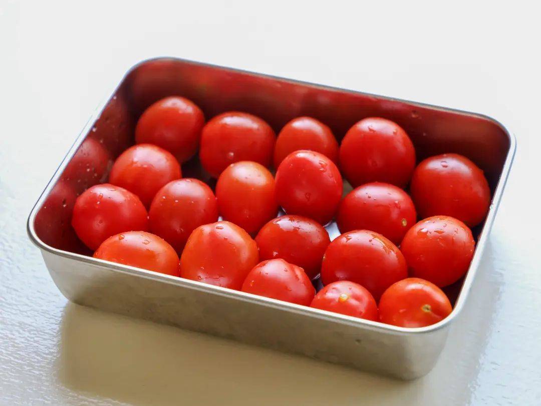 sabinka_man's tweet photo. Just tried the new organic cherry tomatoes! Burst with natural sweetness, no watery aftertaste, perfect for salads or snacking—10/10 would recommend https://t.co/5DNQ6pu6Mp