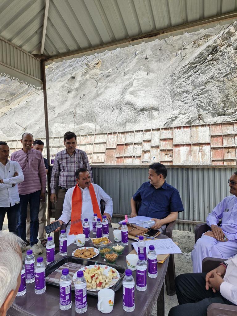 ChandiPrasadBJP's tweet photo. "12 वर्ष विश्वास के, विकास के एवं जनकल्याण के" अभियान के अंतर्गत सतपुली में ₹56 करोड़ की झील, ₹199 करोड़ की गुमखाल–सतपुली राष्ट्रीय राजमार्ग परियोजना एवं पर्यटक भवन का जनप्रतिनिधियों एवं अधिकारियों के साथ स्थलीय निरीक्षण किया। https://t.co/8I9hnfeFIk