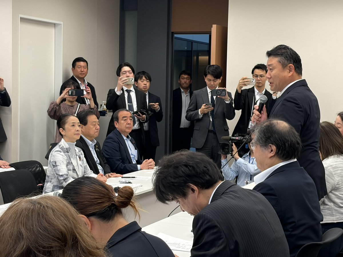 komeifukushige's tweet photo. 本日は、日本労働組合総連合会より要請を受けました。

わが国は、急速な少子高齢化・人口減少による労働力不足、所得格差の拡大や貧困の固定化、地方の過疎化と東京一極集中などの構造的な課題に直面しています。

こうした中、中東情勢の不安定化・円安などを背景としたエネルギー価格の上昇、食料品をはじめとする生活必需品の価格の高止まりは、国民に深刻な影響を与えており、恒久的で実効性ある中低所得者支援施策の早期導入が必要となっています。

連合側からは重点政策の説明がありました。

働く人に寄り添う政治の実現に向けて、力強く前進して参ります。

#中道　#福重隆浩　#連合
