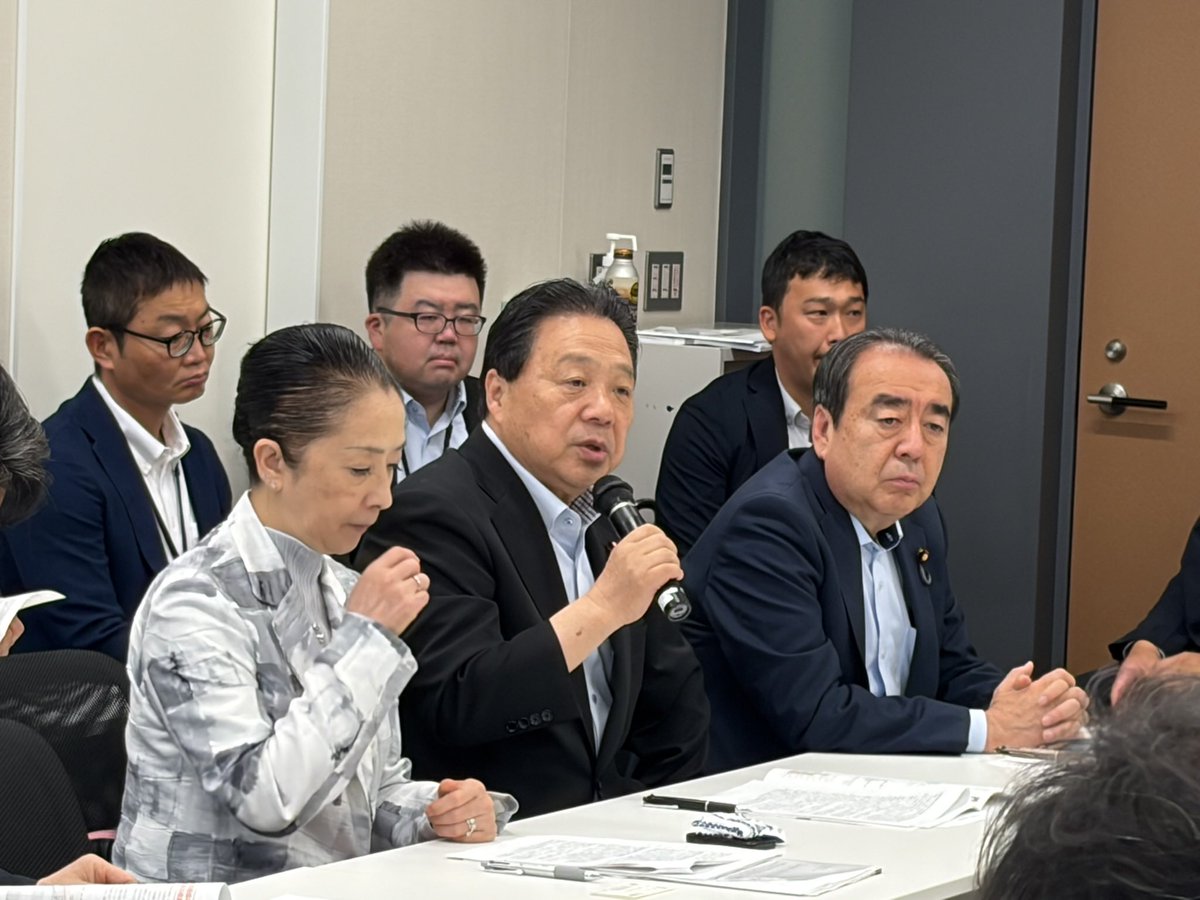 komeifukushige's tweet photo. 本日は、日本労働組合総連合会より要請を受けました。

わが国は、急速な少子高齢化・人口減少による労働力不足、所得格差の拡大や貧困の固定化、地方の過疎化と東京一極集中などの構造的な課題に直面しています。

こうした中、中東情勢の不安定化・円安などを背景としたエネルギー価格の上昇、食料品をはじめとする生活必需品の価格の高止まりは、国民に深刻な影響を与えており、恒久的で実効性ある中低所得者支援施策の早期導入が必要となっています。

連合側からは重点政策の説明がありました。

働く人に寄り添う政治の実現に向けて、力強く前進して参ります。

#中道　#福重隆浩　#連合