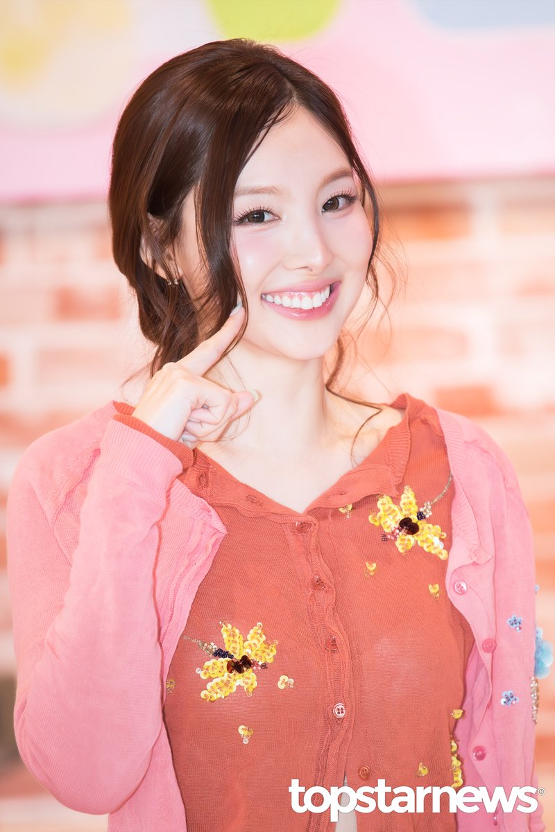 TSN_PHOTO's tweet photo. [HD포토] 트와이스 나연, ‘나봉팝’ (티젠 콤부차 포토콜) #트와이스 #TWICE #티젠 #콤부차 #포토콜 #프리뷰 https://t.co/HlYtKKaptg <- Original Photo https://t.co/uTiFdaAp7V