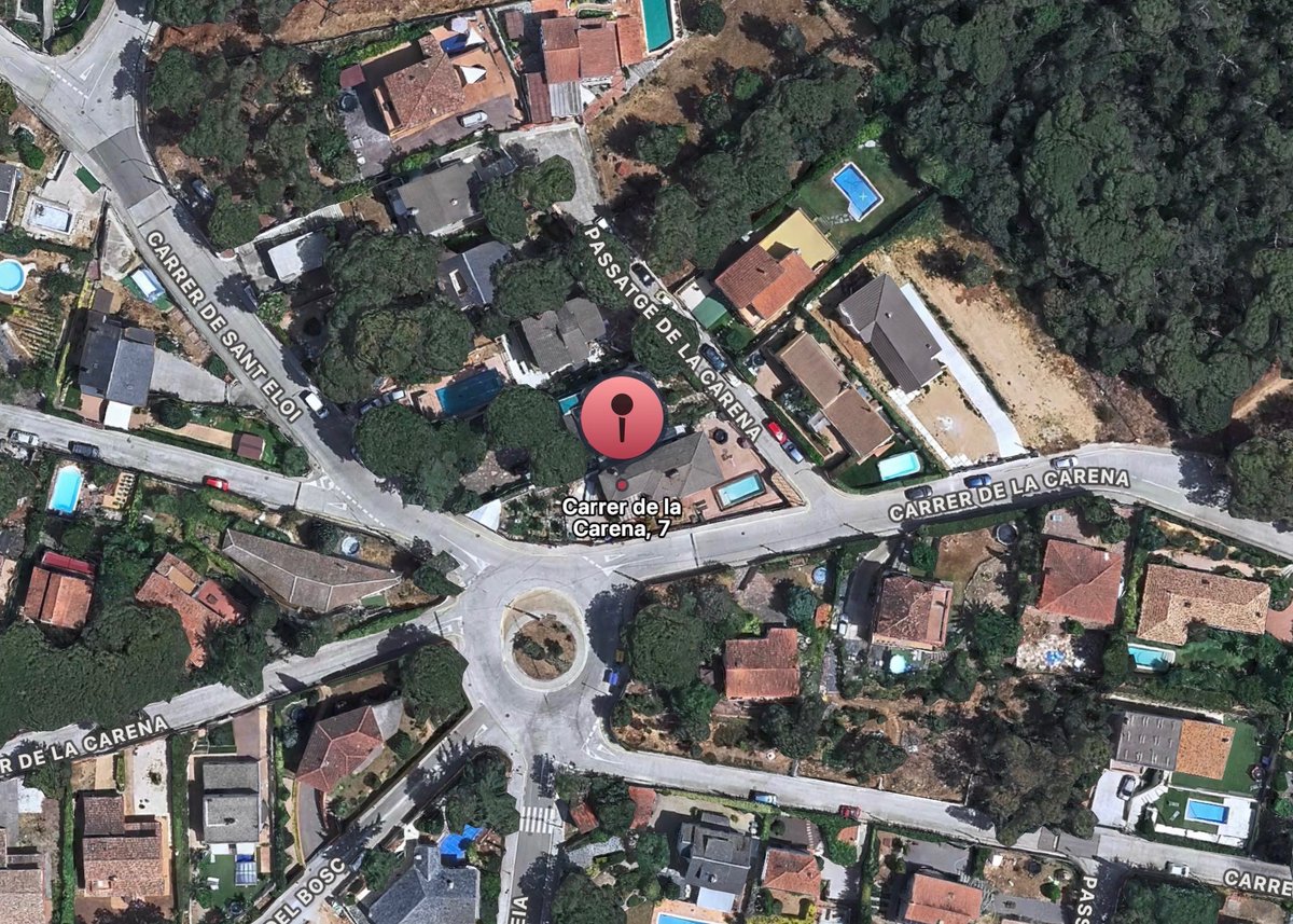 Comptesclares's tweet photo. 2/
Entro al seu web. Busco la seu social al mapa.

I em surt un xalet de nassos. Amb piscina. En una urbanització de xalets enmig del bosc, a Vallromanes, en zona elitista.

Em quedo mirant-la. I penso: qui collons és aquesta gent que factura milions de diners públics des d'aquí? https://t.co/Gq2HE0wFgR