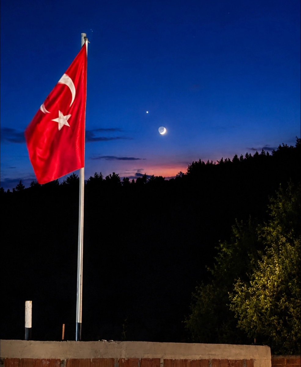 orhangazitv's tweet photo. 🌙🇹🇷 ORHANGAZİ'DE GÖKYÜZÜNDEN KARTPOSTALLIK MANZARA

Bursa'nın Orhangazi ilçesinde bu akşam saatlerinde çekilen görüntü görenleri hayran bıraktı.

 Hilal şeklindeki Ay ve hemen yanında parlayan yıldız, Türk bayrağıyla aynı karede buluşunca ortaya eşsiz bir manzara çıktı. https://t.co/iJPXWI8LPs