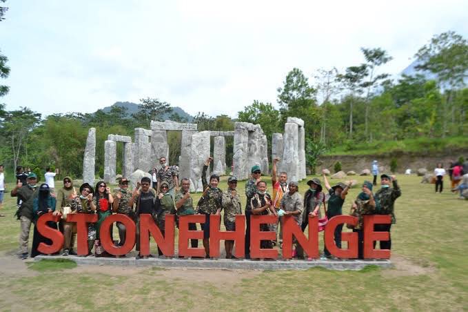 ustadchen's tweet photo. Sekeluarga tur ke Jogja, mau foto di tulisan STONEHENGE tipikal begini

Abang guide:
“Hati-hati pak, bu! Jangan ada yg berdiri di belakang huruf K!!”

Abang guide 2:
“Iya, hati-hati!!”

Sekeluarga: 
*was-was ngecek huruf* 
“Kenapa pak??”

Abang guide:
“Soalnya ndak ada😁”

Wihh😁 https://t.co/1dEUpeAti4