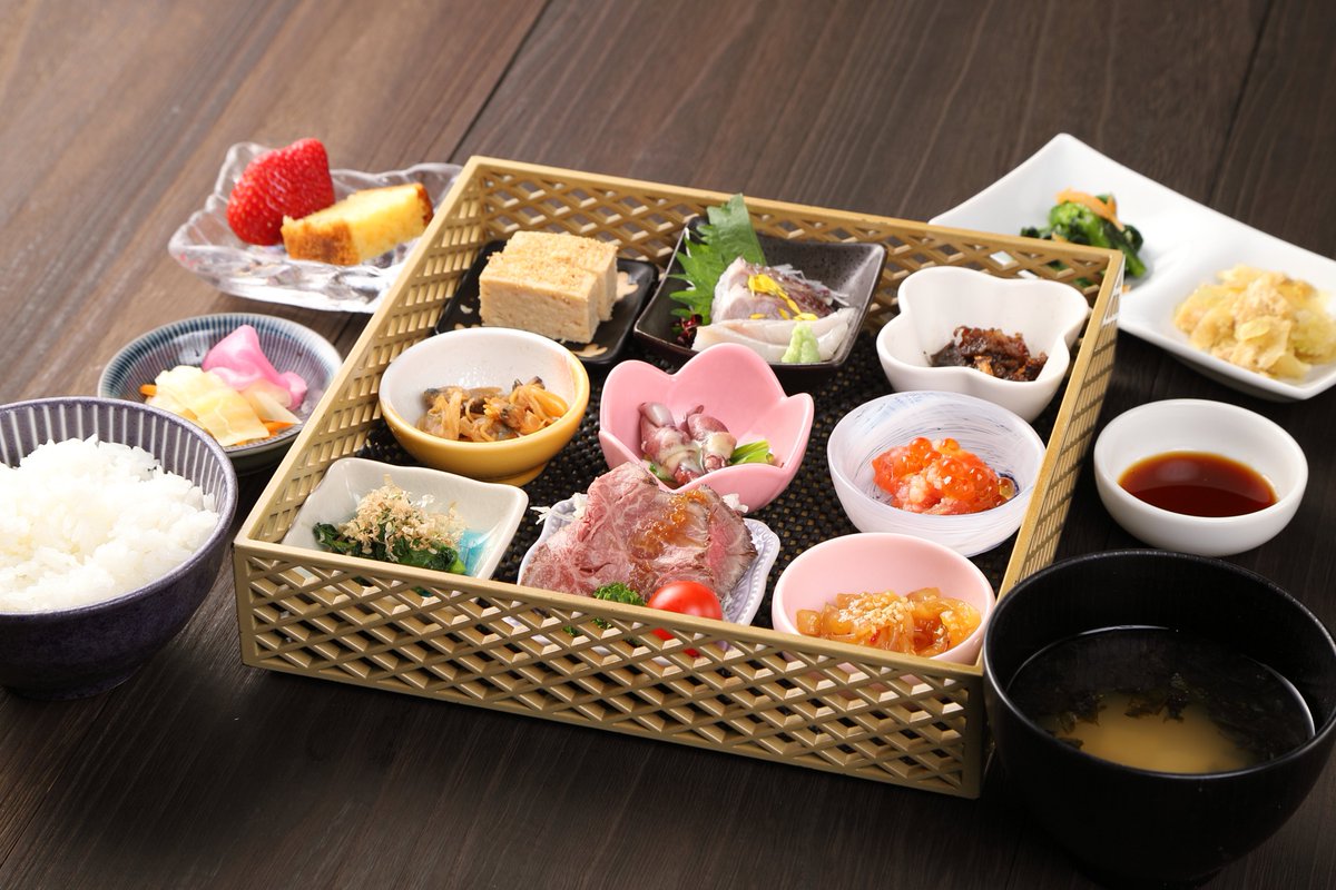 tsukinohotel's tweet photo. 【新ディナーメニュー】

🌙 月見御膳　3,850円

「月のホテル」の名を冠した、レストラン月のみち自慢の看板御膳。

旬の食材を少しずつ贅沢に盛り込み、目にも華やかに仕立てました。季節ごとの滋味を味わいながら、ゆったりとした夕食のひとときをお楽しみいただけます。 https://t.co/atsmP2o1ty