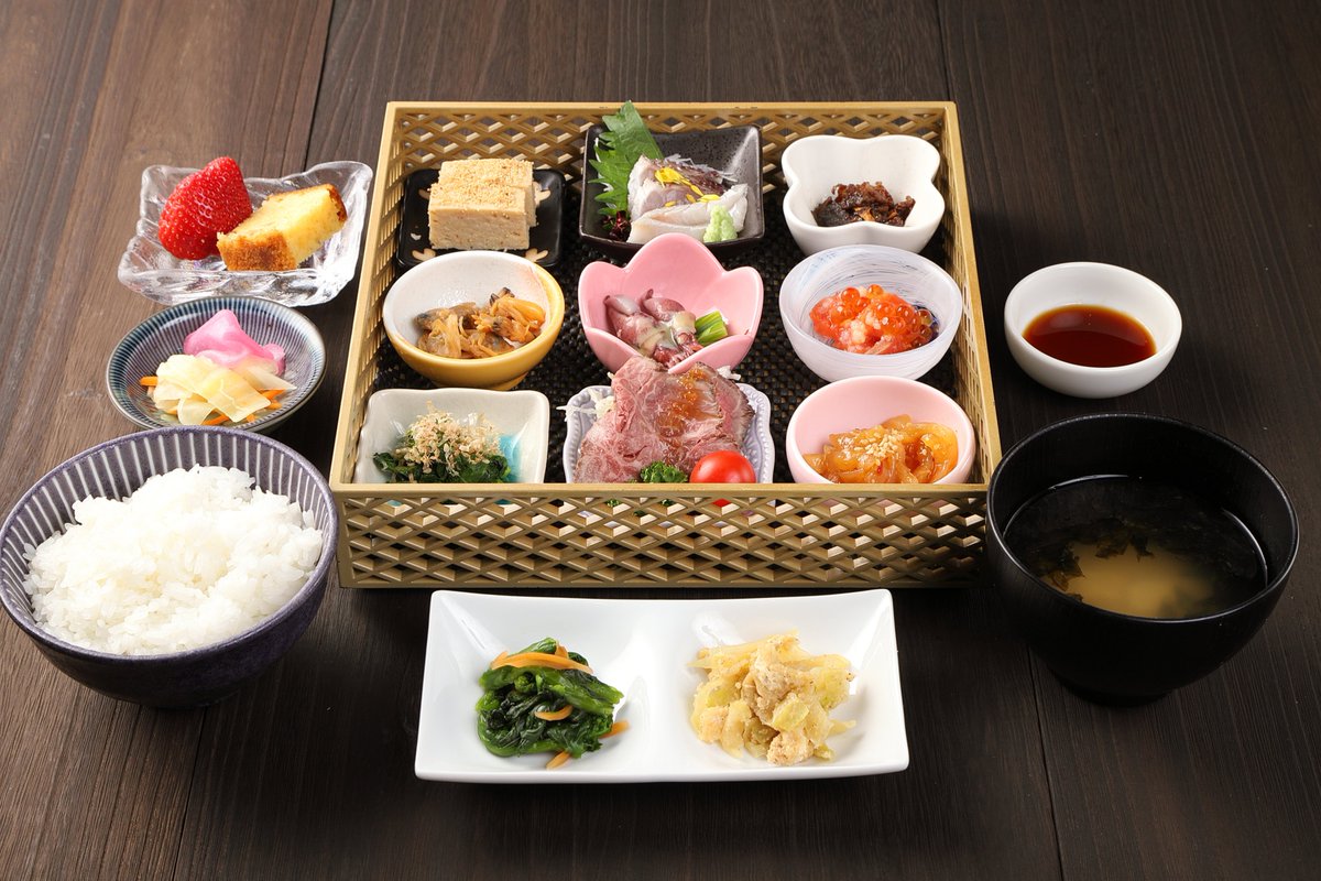 tsukinohotel's tweet photo. 【新ディナーメニュー】

🌙 月見御膳　3,850円

「月のホテル」の名を冠した、レストラン月のみち自慢の看板御膳。

旬の食材を少しずつ贅沢に盛り込み、目にも華やかに仕立てました。季節ごとの滋味を味わいながら、ゆったりとした夕食のひとときをお楽しみいただけます。 https://t.co/atsmP2o1ty