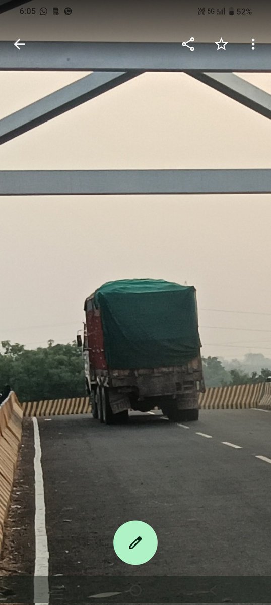 JagdambaPr89481's tweet photo. कौशाम्बी  कोखराज थाना क्षेत्र के सुजातपुर बम्हरौली में बने ओवर ब्रिज से होकर शहजादपुर टेढ़ी मोड़ चौकी इलाके में नहीं थम रही बालू के ओवरलोड ट्रैकों का सिलसिला। जिम्मेदार अधिकारी बने मौन।
@CMOfficeUP
@UPGovt
@kaushambipolice 
@deo__kaushambi https://t.co/AuuzZgqKfq