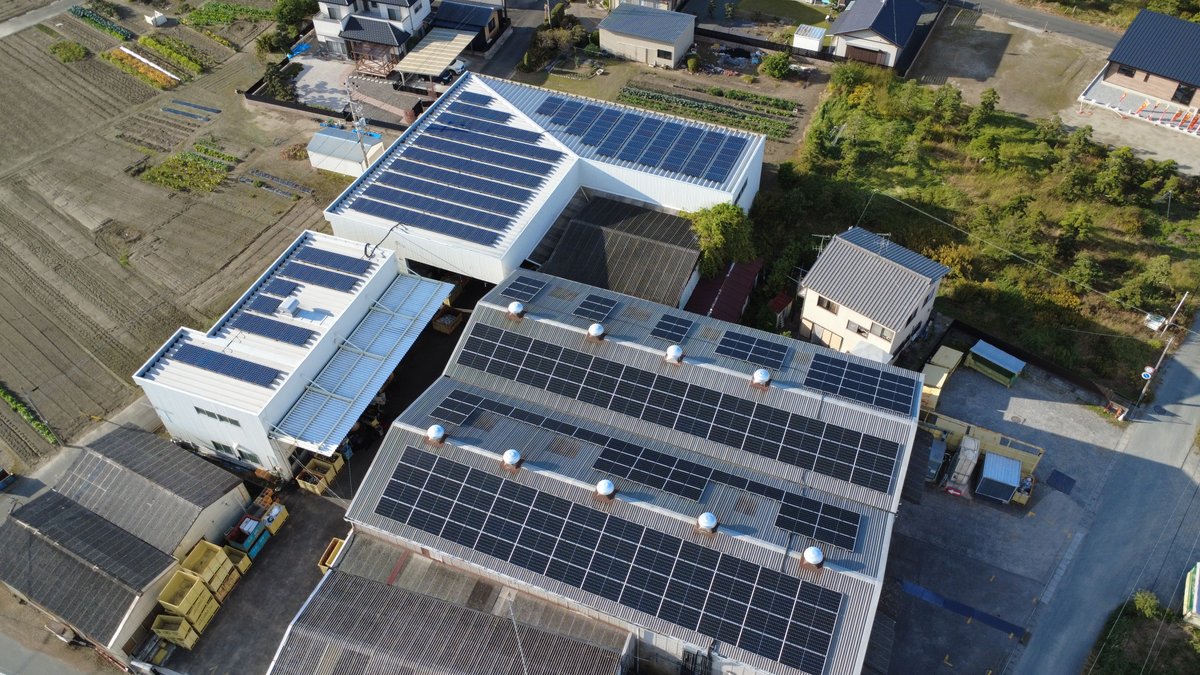recycle_clean's tweet photo. 週の真ん中、水曜日🏭 当社は県内に複数のリサイクル工場を保有しています。集めた廃棄物を手作業と最新機械で分別し、高いリサイクル率を実現♻️✨ 徹底した中間処理で環境負荷を減らします！👇
施設案内はこちら 
https://t.co/LyndF9wJbz
#リサイクルクリーン #産業廃棄物 #中間処理 https://t.co/OheX2E3Ylq