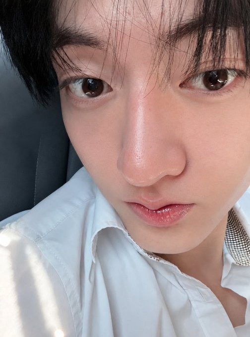 baerch1ver's tweet photo. อยู่ต่อหน้าลูกน้องก็ต้องทำตัวมีวุฒิภาวะ เจ้ใหญ่ใจถึงพึ่งได้ พอเลิกงานเส่ดก็เซลฟี่ตาแป๋วส่งไปอ้อนเมะที่ไหนก็ไม่รู้เนอะ https://t.co/AwdI0guxFH