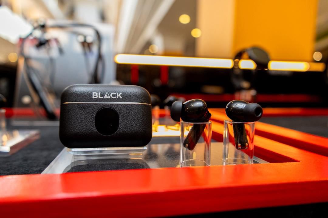 kukirizajoshua5's tweet photo. Not all smart devices are created equal.
@blacklyfug combines style, performance, and affordability in one seamless experience. ๐ฅ
#BLACKLYF. Grab yours today from https://t.co/lzMznYRsmL https://t.co/XQTbTR3jMl