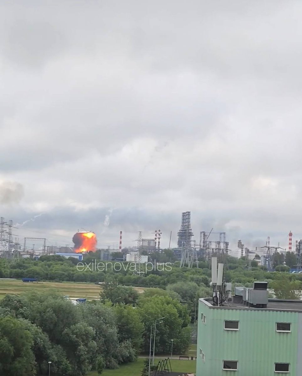 anno1540's tweet photo. 12/
Local residents report that at least two tanks are on fire at the Kapotnya Oil Refinery.

and is about 15 km southeast of the Kremlin https://t.co/PSM1sr6gol