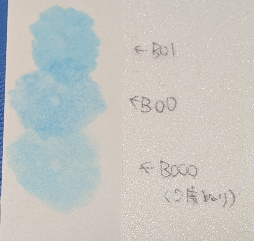 pomyu_macaron's tweet photo. @conatoto すみません💦
勝手に熱く。大変失礼しました。

手持ちのヴィファール細目で、やってみましたが、ちょっとやはりスプレーでは色が抜けにくいですね。ニュアンスには良いかもですが。

白点は、0コピック押し付けです。 https://t.co/Ayo0O4XM5X