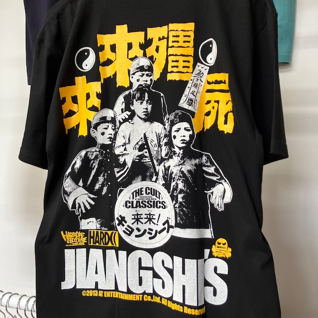 FUNKSAPPORO's tweet photo. #ハードコアチョコレート
来来!キョンシーズ 特殊霊魂(キョンシーブラック) -復刻版-

フロントにキョンシー軍団、バックではテンテンを囲む特殊霊魂軍団が！
黒いボディにイエローが映え、夜道でのキョンシーの襲来にも耐えれるハズ！？

通販▼
https://t.co/klbI0rMs9l

#funksapporo
#コアチョコ https://t.co/Zd5Wg7Dy8s