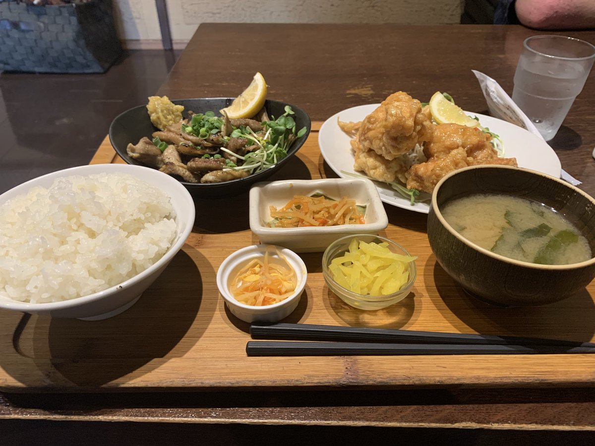 kawazatt's tweet photo. 塩もつ、唐揚げ定食いただきます https://t.co/UD3CbL31U3