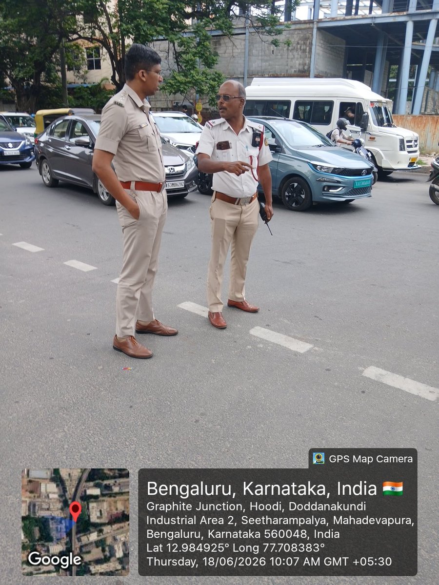 acpwfieldtrf's tweet photo. ಈ ದಿನ ಮಹದೇವಪುರ ಸಂಚಾರ ಠಾಣಾ ವ್ಯಾಪ್ತಿಯ ಗ್ರಾಫೈಟ್ ಜಂಕ್ಷನ್ ಗೆ ಪೀಕ್ ಸಮಯದಲ್ಲಿ  ಭೇಟಿ ನೀಡಿದನು. ಈ  ಸ್ಥಳದಲ್ಲಿ ಎದುರಾಗುತ್ತಿರುವ  ಸವಾಲುಗಳ ಬಗ್ಗೆ ಮಾಹಿತಿ ಪಡೆದುಕೊಂಡೆನು ಸಂಚಾರಿ ದಟ್ಟಣೆ ಆಗದೆ ಇರುವ ರೀತಿ ಸರಿಯಾಗಿ ಕರ್ತವ್ಯ ನಿರ್ವಹಿಸುವಂತೆ ಸೂಚನೆಗಳನ್ನು ನೀಡಲಾಯಿತು. @DCPTrEastBCP @Jointcptraffic @mahadevapuratrf https://t.co/HmjUO0Y0eT